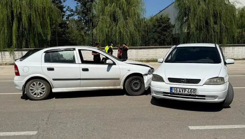 Şehir Merkezinde Feci Kaza: İki Otomobil Çarpıştı, İki Yaralı