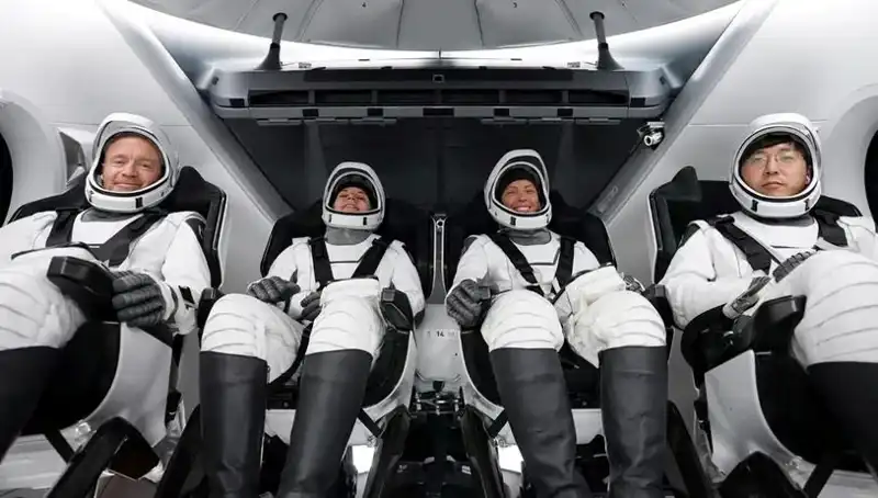 SpaceX’in Tarihi Görevi Tamamlandı: Uzay Yolcuları Sağ Salim Dünya’ya Dönüş Yaptı