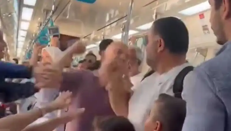 Marmaray'da Yaşanan Yumruklu Kavga, Yolcuları Şaşkına Çeviriyor!