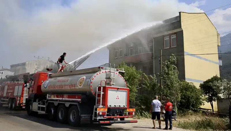 Çatı Katı Yangını, Şehrin Güzelim Mavisi Üzerinde Karabulutlar Oluşturdu