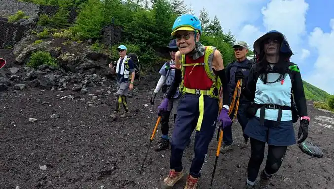 102 Yaşındaki Japon Dağcı, Fuji Dağı'nda Tarihi Bir Rekor Kırdı!