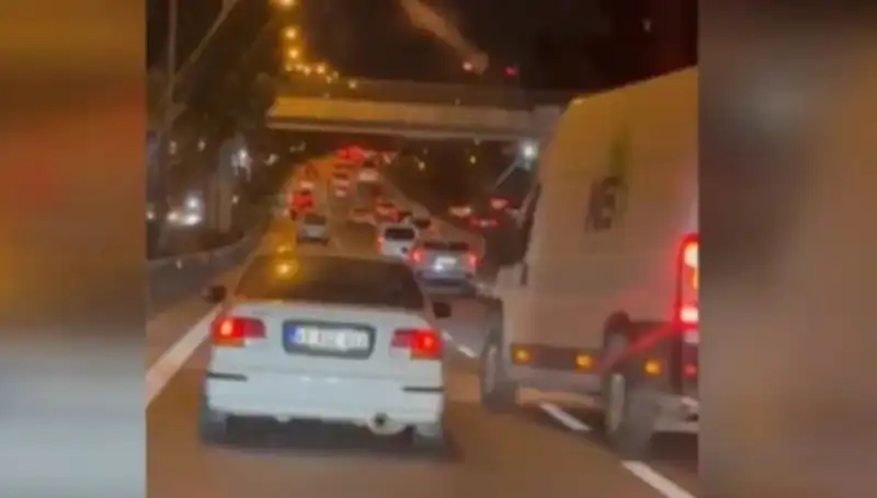 Tuzla'da Makas Terörü: Olay Ortalığı Karıştırdı, Sürücü Tutuklandı!