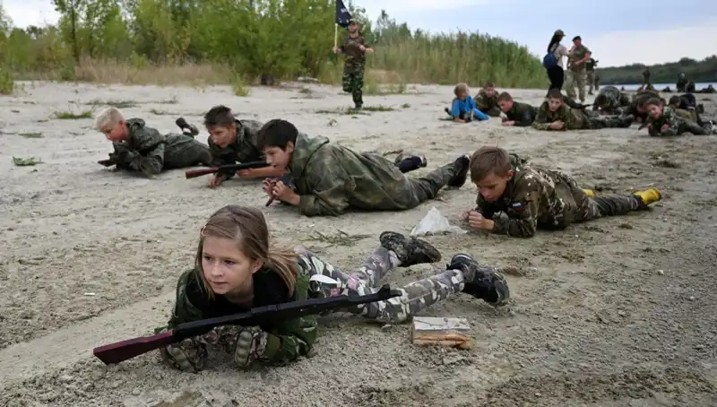 8 Yaşındaki Çocuklar Savaşçı Olmak İcin Askeri Kampta Eğitim Alıyor