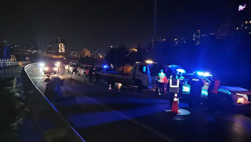 Tem Otoyolu'nda Şok Eden Kaza: Yatan Kişi Sürüklenerek Yaralandı