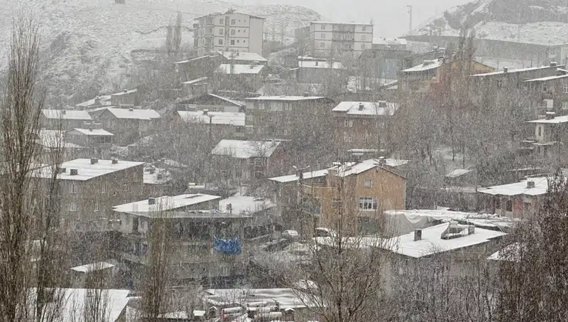 Hakkari’de Nisan Ayında Beklenmedik Kar Yağışı Gerçekleşti