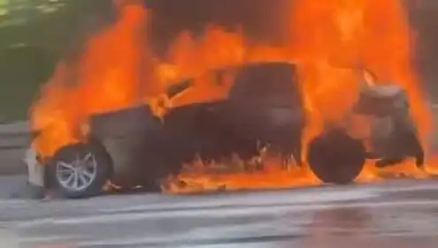 15 Temmuz Şehitler Köprüsü'nde Araç Yangını: Asfaltı Kızarttı, Trafiği Alt Üst Etti