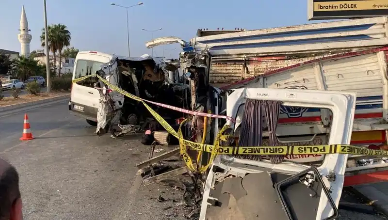 Mersin'de Tatil Yolunda Korkunç Kaza: İki Ölü, On Yaralı