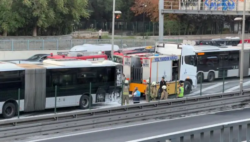 İstanbul’da Metrobüs Yangını: Trafikte Duran İlerlemeler Sürüyor!