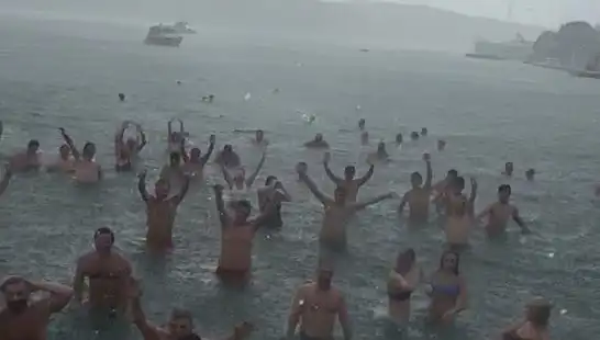 İstanbul Bebek'te Yağmura Rağmen Denize Girenlerin Şaşırtan İstediği